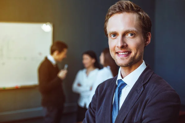 Klug gekleideter Geschäftsmann im Amt — Stockfoto