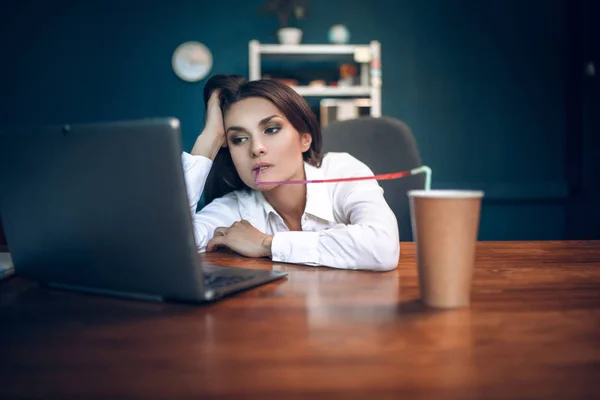 Mujer de negocios aburrida bebiendo de paja . —  Fotos de Stock