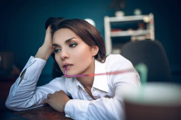 Mujer de negocios aburrida bebiendo de paja . — Foto de Stock