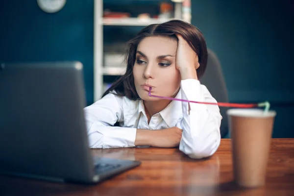 Mujer de negocios aburrida bebiendo de paja . —  Fotos de Stock