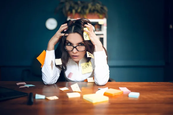 Mujer de negocios con notas adhesivas por todas partes . —  Fotos de Stock