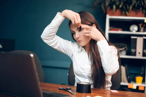 Mujer tratando de mantener los ojos abiertos mientras trabaja . —  Fotos de Stock