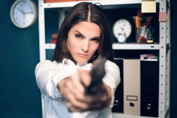 Mujer jugando con el arma . — Foto de Stock