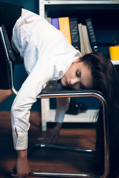 Dama durmiendo en silla en pose extraña . —  Fotos de Stock