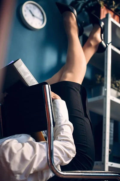Szék, szokatlan helyzetben olvasó könyv feküdt Lady. — Stock Fotó