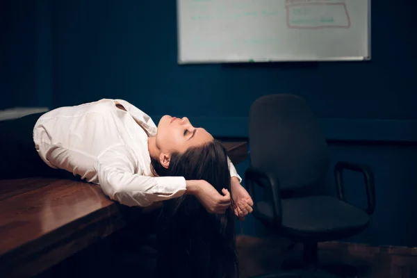 Dama acostada boca arriba en la mesa de la oficina . —  Fotos de Stock