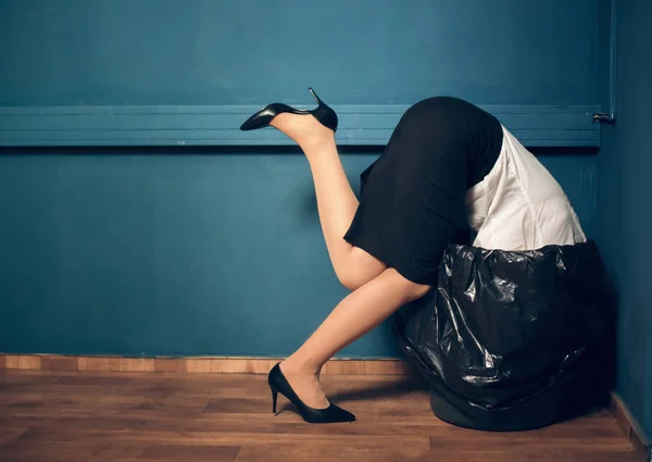Donna con la testa nel bidone della spazzatura . — Foto Stock