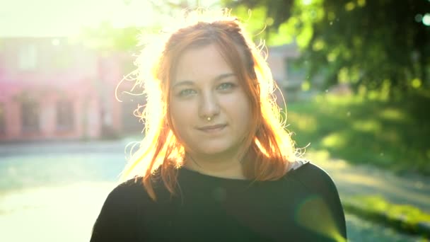 Liszkai Gyömbér Haj Mosolyogva Portréja Megjelenésű Fiatal Szabadban Nap Süt — Stock videók