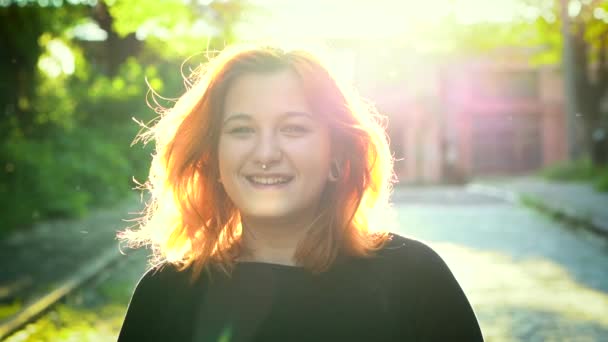 Chica bonita con el pelo de jengibre cubierto de sol . — Vídeos de Stock