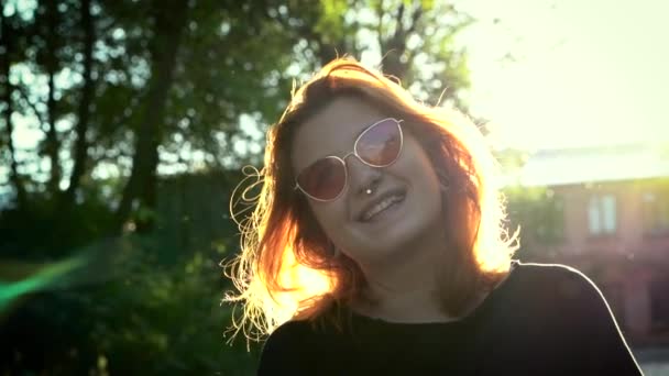 Портрет імбирної дівчини з сонцезахисними окулярами . — стокове відео