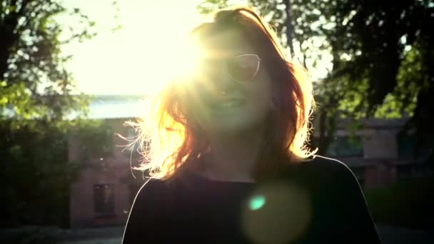 Potret gadis berambut merah dengan kacamata hitam . — Stok Video