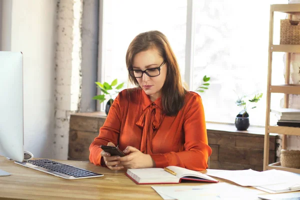 Geschäftsfrau mit Telefon. — Stockfoto