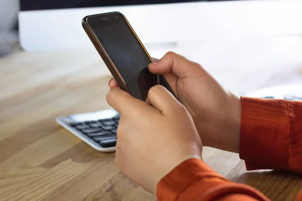 Mujer sosteniendo teléfono inteligente en sus manos . — Foto de Stock