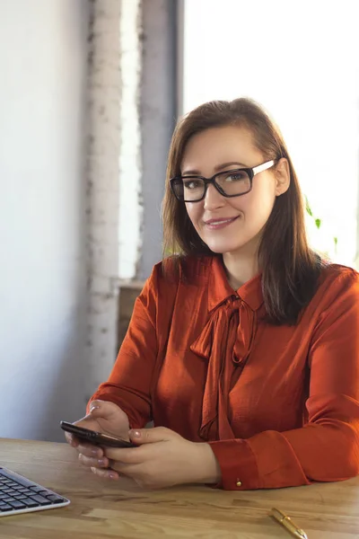 Geschäftsfrau mit Telefon. — Stockfoto