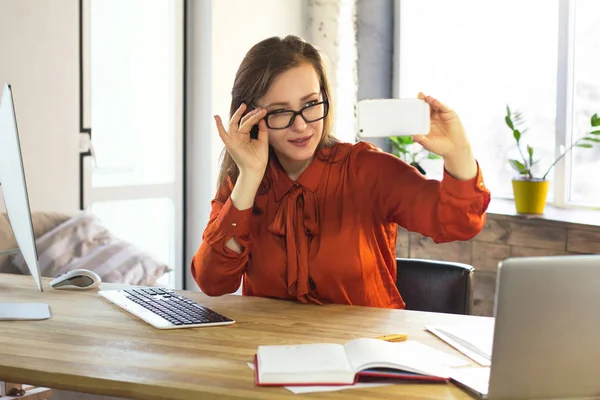 Geschäftsfrau macht Selfie. — Stockfoto