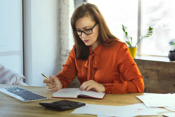 Femme d'affaires écrit dans un cahier. — Photo