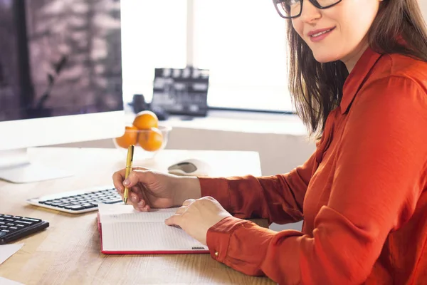 Geschäftsfrau schreibt in Notizbuch. — Stockfoto