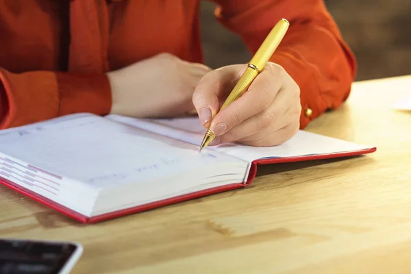 Weibchen handschriftlich in Notizbuch. — Stockfoto