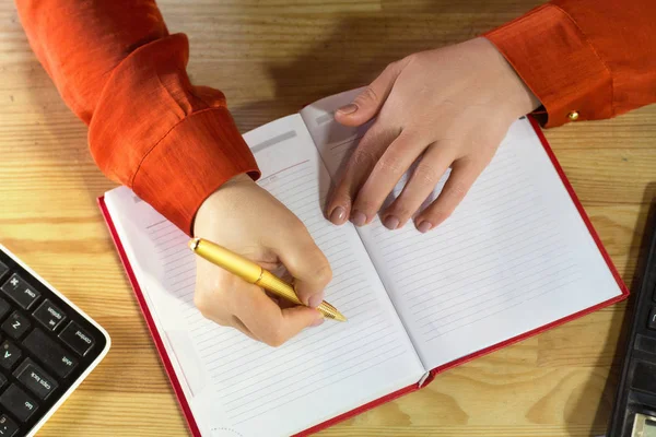 Weibchen handschriftlich in Notizbuch. — Stockfoto