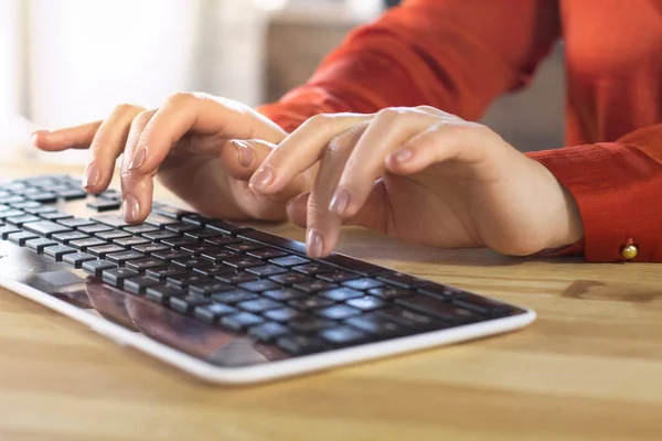 Mujer escribiendo en el teclado. — Foto de Stock