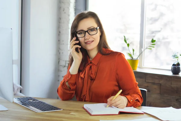 Office assistant talking on phone. — Stock Photo, Image