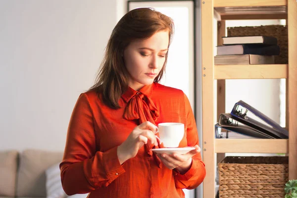 Geschäftsfrau trinkt Kaffee im Büro. — Stockfoto