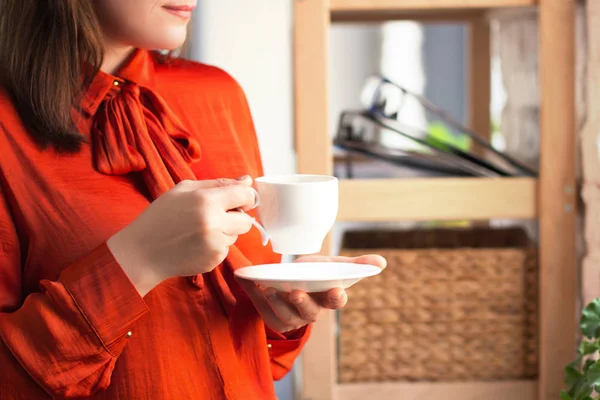 Geschäftsfrau trinkt Kaffee im Büro. — Stockfoto