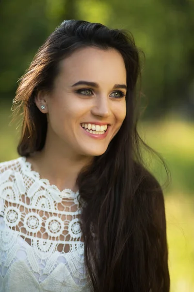 Retrato de chica hermosa en el bosque . —  Fotos de Stock