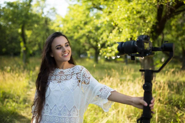 Chica con cámara en el parque natural . — Foto de Stock