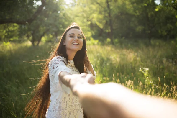 Chica en el bosque sosteniendo mans mano . —  Fotos de Stock