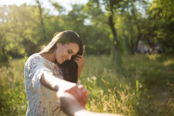 Menina na floresta segurando mão homem . — Fotografia de Stock