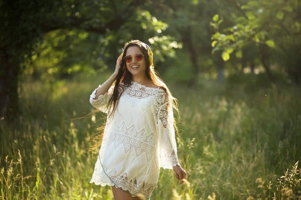 Chica con auriculares bailando en el campo . —  Fotos de Stock