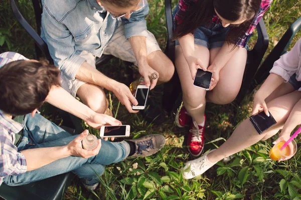 Grupo de amigos fazendo piquenique no parque. — Fotografia de Stock