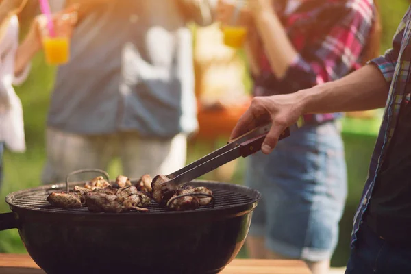 Fleisch auf Grill im Freien braten. — Stockfoto