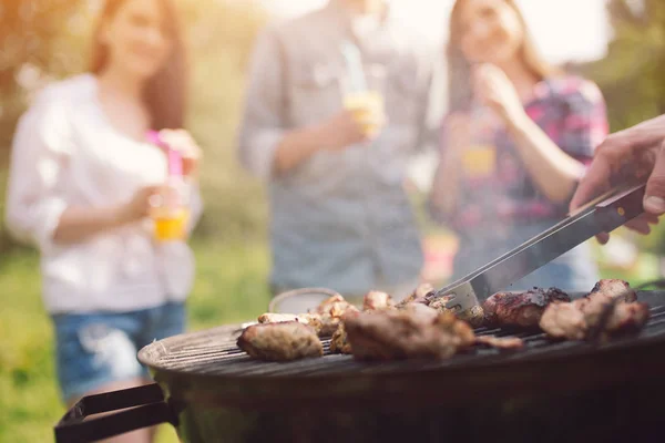 Freír carne en la parrilla al aire libre . — Foto de Stock