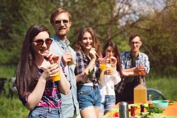 Grupo de amigos fazendo piquenique no parque. — Fotografia de Stock