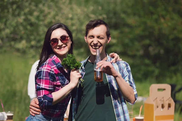 Hermosa pareja en el picnic . — Foto de Stock