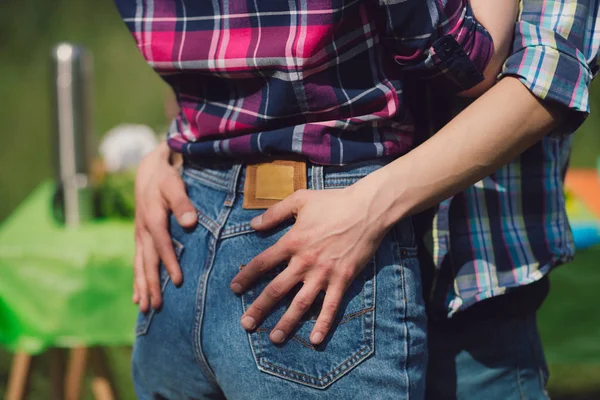 Guy holding his girlfriends butt. — Stock Photo, Image