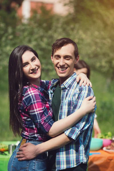 Schönes Paar beim Picknick. — Stockfoto