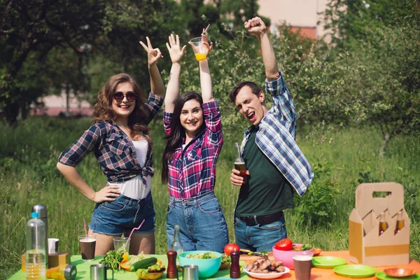 Grupo de amigos fazendo piquenique no parque. — Fotografia de Stock