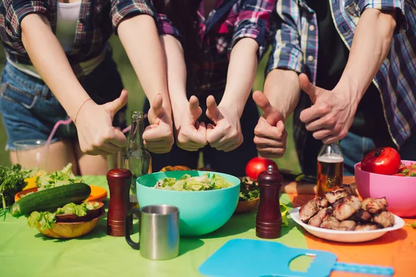 Gruppe von Menschen zeigt Daumen nach oben zum Esstisch. — Stockfoto