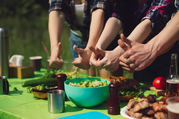 Gruppe von Menschen zeigt Daumen nach oben zum Esstisch. — Stockfoto