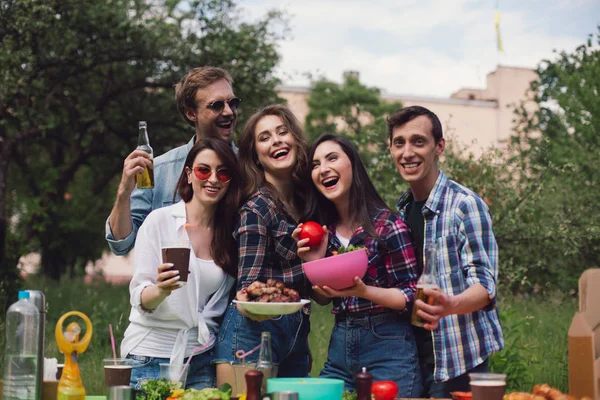 Vriendengroep picknicken in park. — Stockfoto