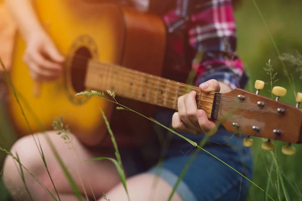 Девушка играет на гитаре в природе . — стоковое фото