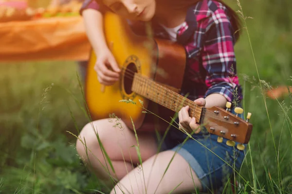 Девушка играет на гитаре в природе . — стоковое фото