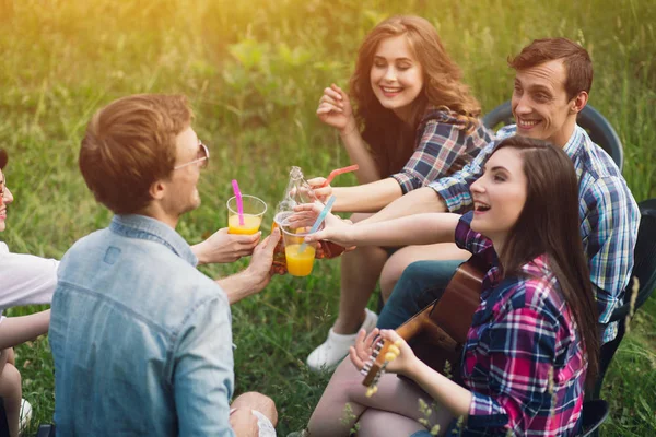 Grupo de amigos fazendo piquenique no parque. — Fotografia de Stock