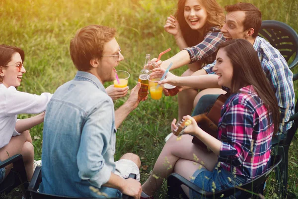 Grupo de amigos fazendo piquenique no parque. — Fotografia de Stock