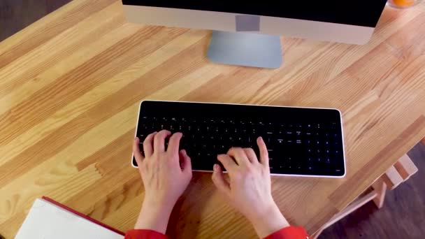 Mujer escribiendo en la vista superior del ordenador . — Vídeos de Stock