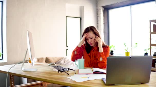 Zakenvrouw in gesprek over de telefoon in het kantoor. — Stockvideo