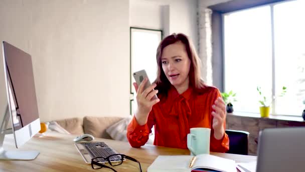 Бізнес-леді розмовляють по телефону в офісі . — стокове відео